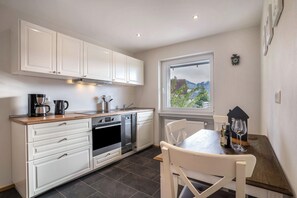 Fridge, oven, stovetop, dishwasher - Apartment 'Fewo Zeit Zu Zweit' with Mountain View, Private Terrace and Wi-Fi (Sasbachwalden)