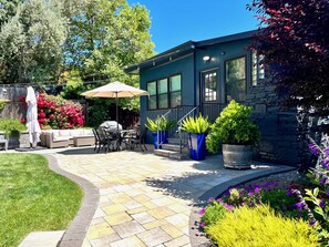 Outdoor dining - Hot Tub, Bright, Modern, steps to downtown (San Anselmo)