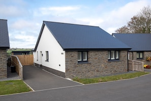 House | 3 bedrooms - The Paddock - Lovely Cottage With Hot Tub (Tenby)