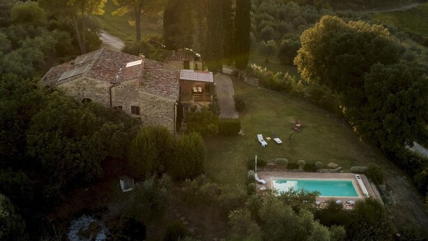 An aerial view of a villa with a swimming pool, surrounded by lush greenery and hills. - Villa Bel Panorama 8 Emma Villas (San Gimignano)