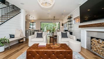 Fernseher, Kamin, Arbeitsbereiche