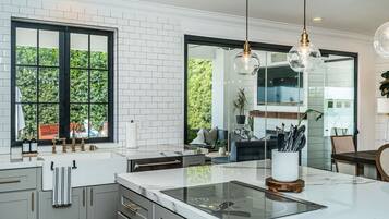 Kühlschrank, Mikrowelle, Ofen, Herdplatte