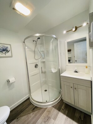 Shower, hair dryer, towels, soap - Garden Home In Victoria (Victoria)