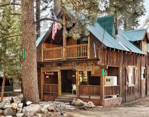 Exterior - Historic Cabin inside Kings Canyon National Park (Kings Canyon National Park)