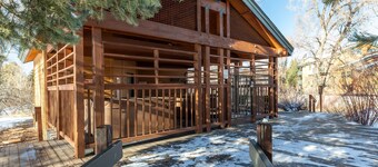 Updated w/Amazing Slope Views + Hot Tub-Steps to Eat/Drink/Shops/Free Mtn/Town Bus-W/D in Unit