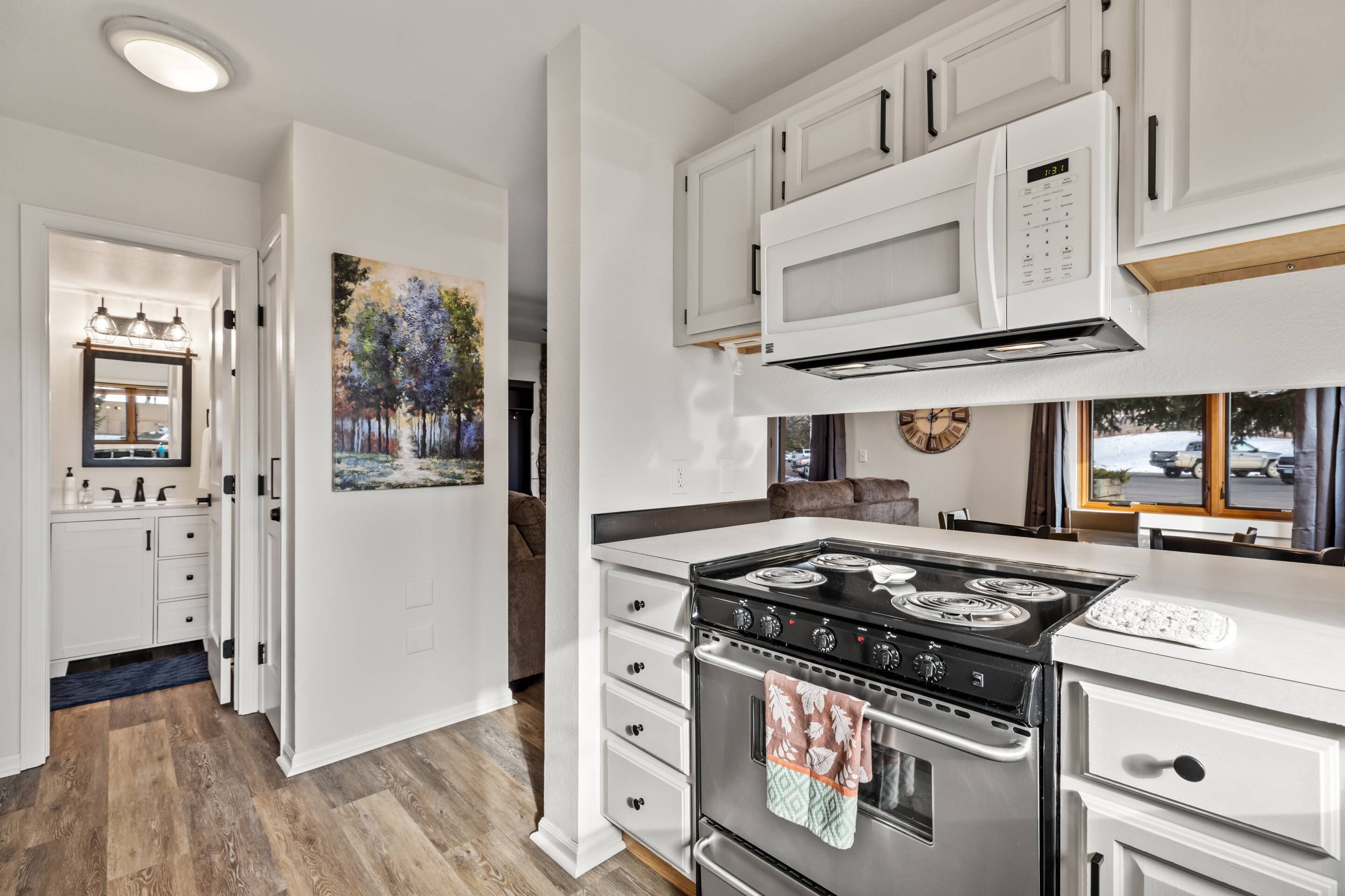 Jääkaappi, mikroaaltouuni, uuni, liesi