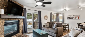 Steps to Free Mtn/Town Bus Stop, Hot Tub, Eat/Drink/Shop + W/D in Unit-Gas Fireplace-View-Updated