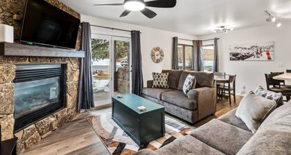 Steps to Free Ski/Town Bus Stop, Hot Tub, Eat/Drink/Shop + W/D in Unit-Gas Fireplace-View-Updated