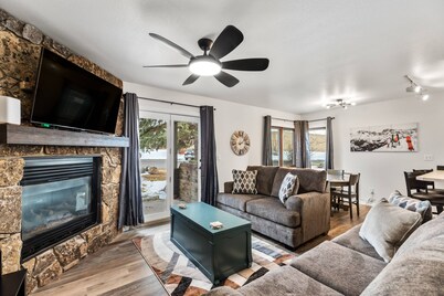 Steps to Free Mtn/Town Bus Stop, Hot Tub, Eat/Drink/Shop + W/D in Unit-Gas Fireplace-View-Updated