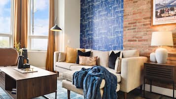 Smart TV, books, stereo, offices