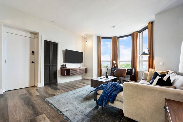 Smart TV, books, stereo, offices