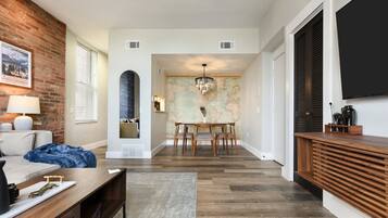 Smart TV, books, stereo, offices