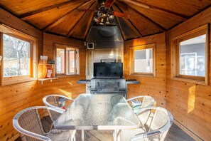 Dining - "Chloe”Trailer house hotel where a large number of people can stay (MIYOTA-MACH KITASAKU-GUN)