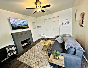 Smart TV, fireplace - Backyard Bliss - Summer BBQs and Firepit Nights (Sacramento)