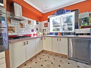 Private kitchen - Make memories in this artists quarters.
Blue mosaic place - start to explore HB. (Waimarama)