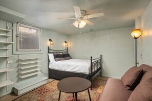 2 bedrooms, free WiFi - Warm and Cozy Basement, Covered Outdoor Area w/ BBQ and Fire-Table, 6 Miles to Downtown (Portland)