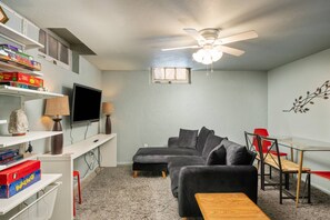 TV - Warm and Cozy Basement, Covered Outdoor Area w/ BBQ and Fire-Table, 6 Miles to Downtown (Portland)