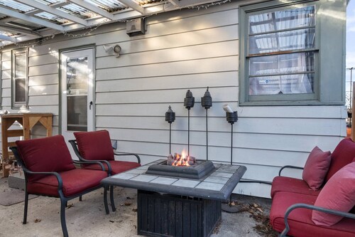 Warm and Cozy Basement, Covered Outdoor Area w/ BBQ and Fire-Table, 6 Miles to Downtown