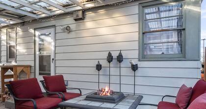 Warm and Cozy Basement, Covered Outdoor Area w/ BBQ and Fire-Table, 6 Miles to Downtown