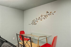 Dining - Warm and Cozy Basement, Covered Outdoor Area w/ BBQ and Fire-Table, 6 Miles to Downtown (Portland)