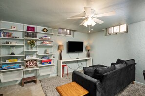 TV - Warm and Cozy Basement, Covered Outdoor Area w/ BBQ and Fire-Table, 6 Miles to Downtown (Portland)