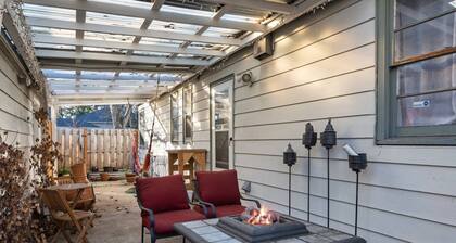 Warm and Cozy Basement, Covered Outdoor Area w/ BBQ and Fire-Table, 6 Miles to Downtown