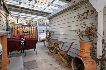 Warm and Cozy Basement, Covered Outdoor Area w/ BBQ and Fire-Table, 6 Miles to Downtown