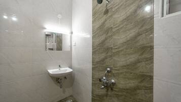 Phòng dành cho gia đình | Phòng tắm | Buồng tắm vòi sen, vòi sen phun mưa, đồ dùng nhà tắm miễn phí