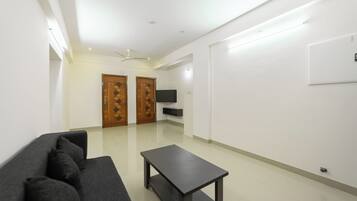 Family Room | Premium bedding, desk, free WiFi, bed sheets