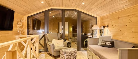 2 bedrooms, desk, Internet