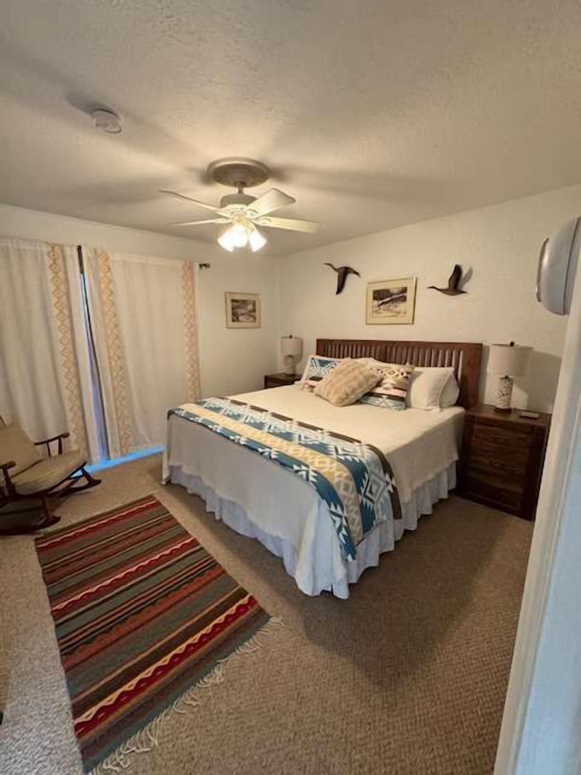 2 bedrooms, desk, WiFi