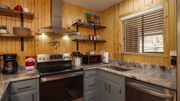 Fridge, microwave, stovetop, dishwasher