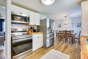 Microondas, placa de cocina, tostadora, utensilios de cocina