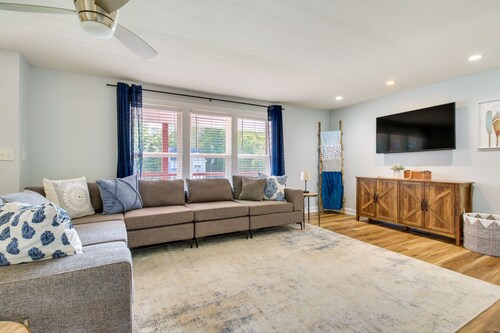 Hillsboro Hideaway w/ Private Hot Tub & Bunkhouse!