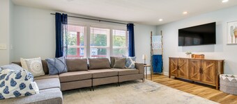 Hillsboro Hideaway w/ Private Hot Tub & Bunkhouse!