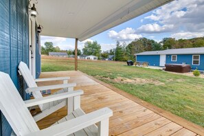 Terrace/patio - Hillsboro Hideaway w/ Private Hot Tub & Bunkhouse! (Hillsboro)