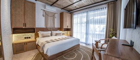 2 bedrooms, desk, iron/ironing board, WiFi