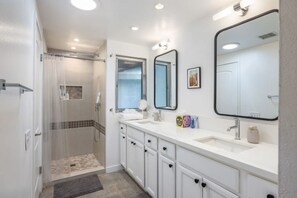 Hair dryer, towels - The Brentwood Palms - Pool, Spa, Firepit, Views (Palm Springs)