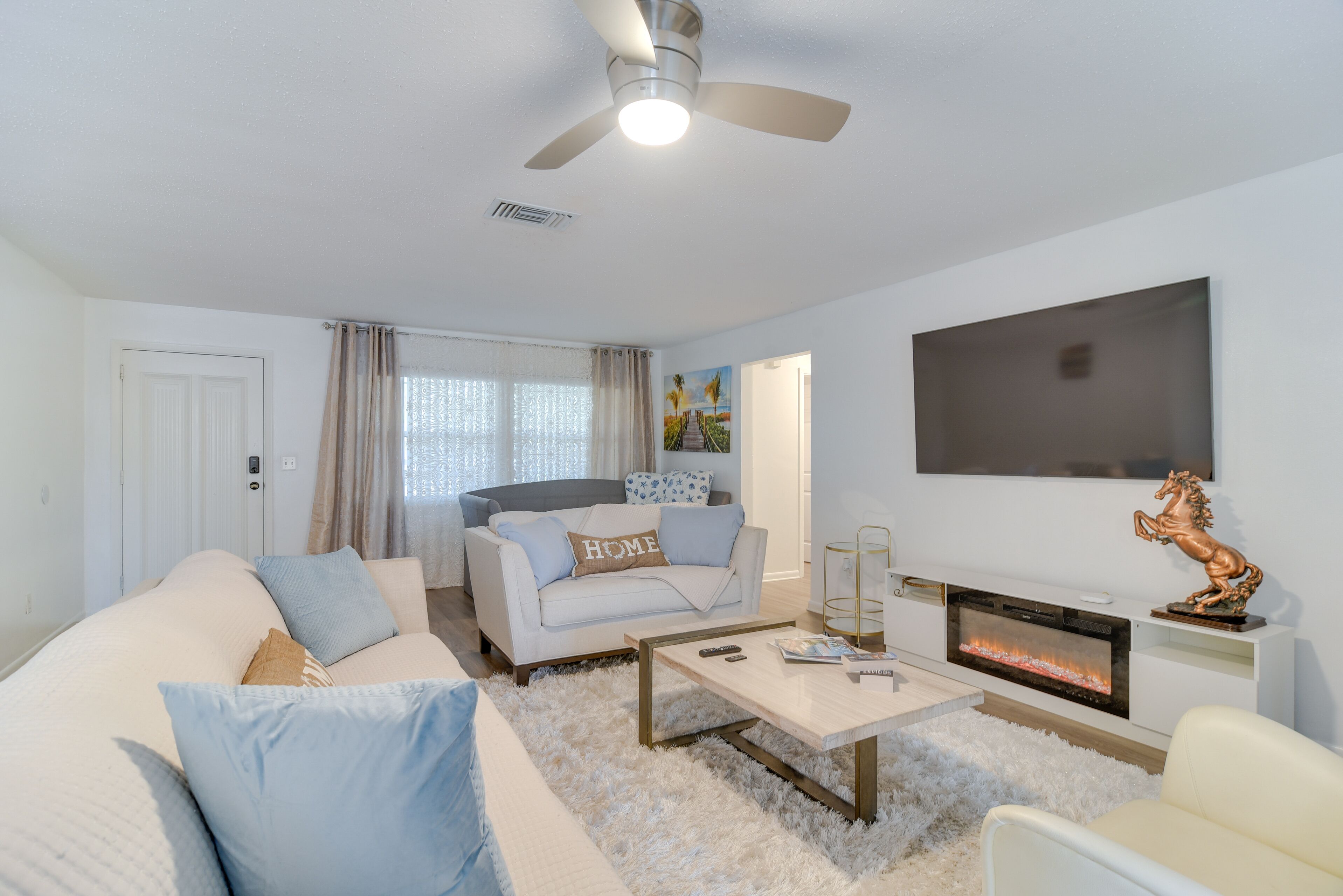 Una televisión, una chimenea, una mesa de tenis de mesa