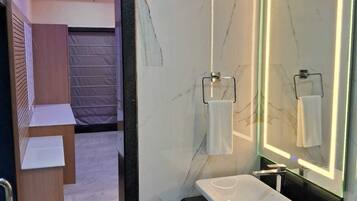 Separate tub and shower, deep soaking tub, rainfall showerhead