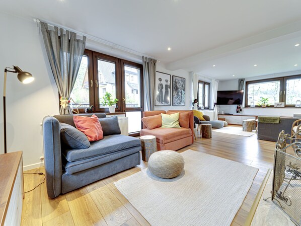 Televisión y chimenea 