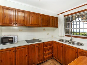 Køleskab, højstol, køkkentøj/tallerkener/redskaber