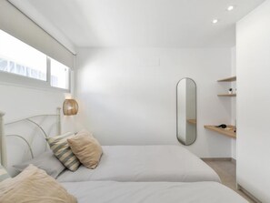 2 bedrooms, desk, internet