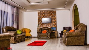 House | Interior - House - Sleeps 10 - Pool - Parking - Patio (Bulawayo)
