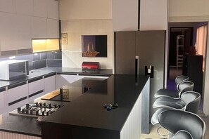 Kjøleskap, mikrobølgeovn, ovn og kokeplater
