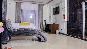 House | 5 bedrooms, iron/ironing board, WiFi (free), bed sheets - House - Sleeps 10 - Pool - Parking - Patio (Bulawayo)