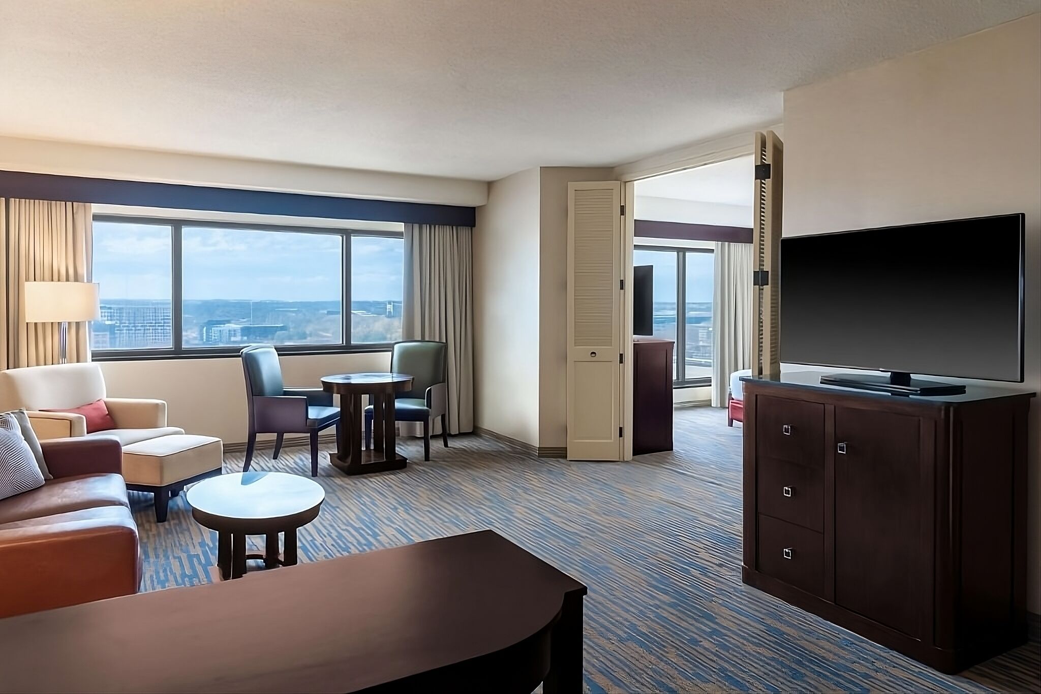 Ideal Mix of Comfort and Value! River View, Minutes to North Market!