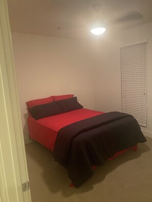 1 bedroom, WiFi, bed sheets - Resort style living (Santa ana)