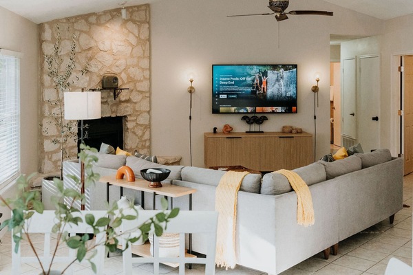 Een smart-tv, een open haard en tafelvoetbal