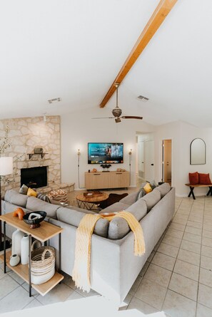 Een smart-tv, een open haard en tafelvoetbal